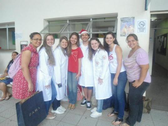 Alunos do 1º  período de Fonoaudiologia sendo orientados pela Monitora do Colegiado Tamiris Akbart durante a entrega das doações de brinquedos para as crianças do ambulatório de pediatria (HUCAM)